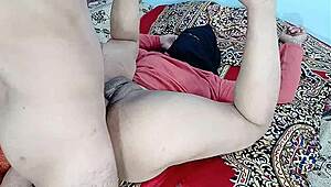 Oh mec, j'ai complètement défoncé la chatte serrée de cette chaude Indienne avec ma grosse bite, putain elle est sexy avec son hijab