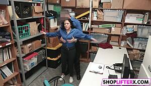 紧张的商店邂逅，警官探索年轻18+莫妮卡·赛奇