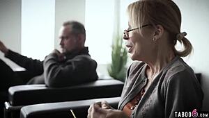 สาวสองคนถูกปู่ล่อในคลินิก