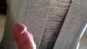 Жена прави луда свирка на огромен кур.