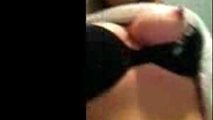 職場で休憩中トイレでチラ見せ挑発！彼女の誘惑