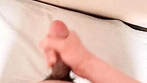 可爱亚洲帅哥润滑手淫呻吟不停