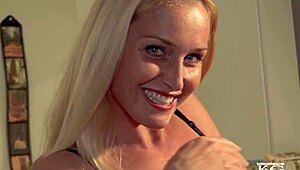 Само ти и мамата споделяте луда коледна минета тази година