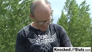 Terhes ribanc kint szopja a farkat a szabadban