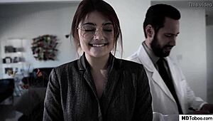 девствена колежанка Адрия Рей любопитна