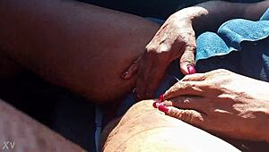 Imádom nézni ahogy kint ujjazza a pináját