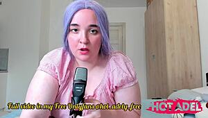 I mysigt rum njuter tjock tonåring 18+ tjej av bubbelgum och lugnande ASMR-ljud