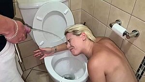 金发业余女孩被当作私人厕所尿尿倾倒 😳