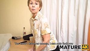 Mature4K Oma spürt, wie ihre Möse tief vom geilen Chef durchgebohrt wird