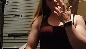 في الجيم شقراء بنّات عضلات 18+ تقلع تمزق هدومها وتغري الحشد