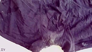 calcinha melada da esposa em cena de cuckold