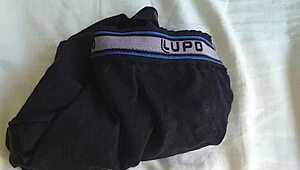 calcinha melada da esposa em cena de cuckold