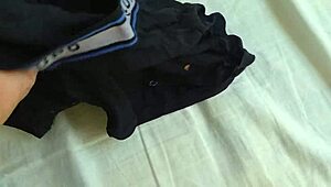 calcinha melada da esposa em cena de cuckold