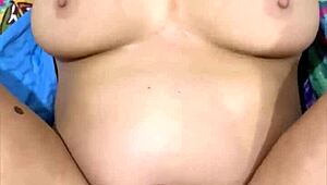 Макензи Голд, тази дебела курва с перфектни цици, се напива, смуче силно и получава чукане отзад преди суров крем пай