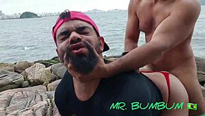 لعنة، أحب مشاهدة هذه العاهرة منحنية على صخور الشاطئ