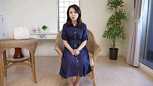 First-time housewife Yoki Yuno shows off her squirting skills