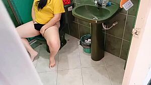 Espio a mi hermanastra virgen masturbándose en el baño?