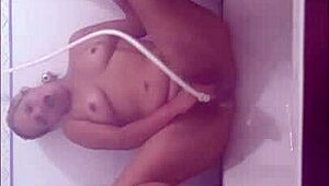 Fui tocar uma siririca no sofa do boy e acabei molhando tudo completo no red c sexo