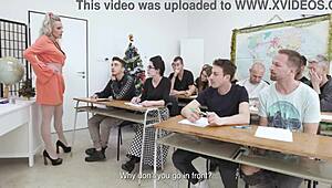 Wow! Brittany Bardot och Anna De Ville dominerar jul med fistning och squirting-galenskap!