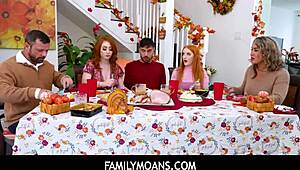 Szczęśliwy stud Nades brudnie pieprzy napalone rude przyrodnie siostry Arietta Adams i Cherry Fae