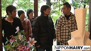 Japonsko dekle podganejo fantje