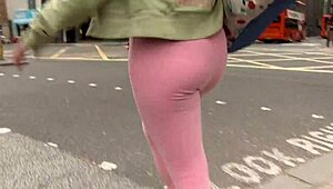 害羞女孩在公共厕所尿尿自慰