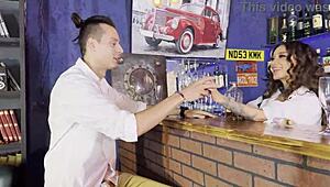 Η Monika Fox παίρνει άγριο πίπιλο και γαμήσι στο μπαρ