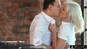 La mignonne blonde Zazie Skymm se fait baiser le cul serré d'ado à fond