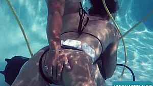 Blowjob bawah air dari Minnie Manga