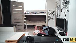 ג'ינג'ית מבוגרת מילף מתנהגת זונה לגבר