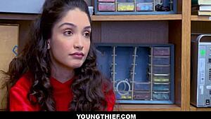 Je suis une petite asiatique 18+ voleuse avec gros seins qui accepte de baiser l'officier pour éviter les flics - Jericha Jem.