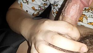 嘿，你能承受这个亚洲美女的特写口交技巧吗？