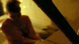 Espionner mes sexy voisins par la fenêtre de la salle de bain