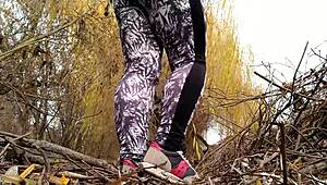 ムチムチ熟女がレギンスで太腹野外見せつけ