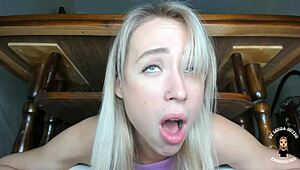 Tvrdý sex s nevlastnou sestrou zakliesnenou pod stolom v tesnom priestore