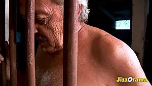 Супер стар дядо получава извратен свирка в конюшнята