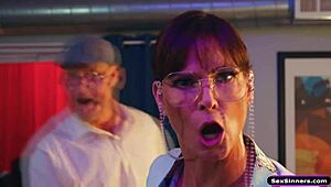 Ma copine s'ennuie, suce la bite de son mec au cinéma 😜