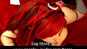 Ei, olha essa ruiva gostosa de cosplay metendo vibrador na buceta