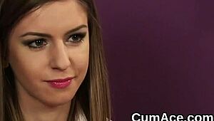 Heiße Bombe kriegt Sperma ins ganze Gesicht