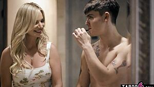 Digre pupper stemor Rachel Cavalli forfører stesønn i koselig møte