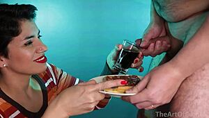 Blonde mit Monster-Titten wird von Hardcore-Fetisch-Crew gruppengefickt