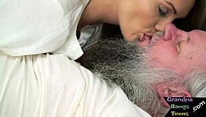 Стегната 18-годишна мацка разказва за дивото си чукане с по-възрастен мъж