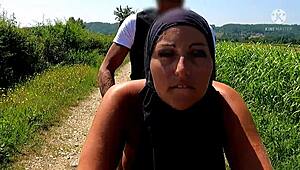 Защо тази невярна мюсюлманка моли за указания на големия капак на колата?