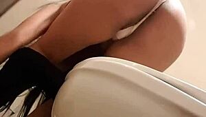 Шпиониране в обществена тоалетна, хванато на камера! 🚽