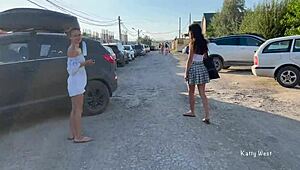 Dve punci na javnem razkazujeta pički brez hlačk