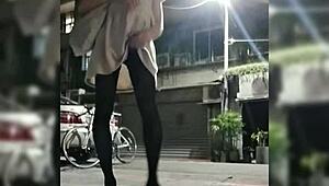 哇！看这个可爱的18+青少年变性人户外猛射！