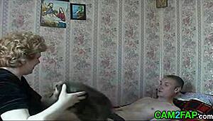 Rosyjska dojrzała babcia ostro rżnie kumpla pasierba