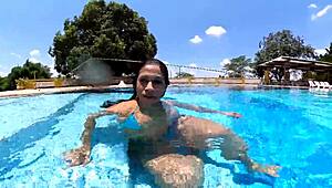 A morena fez cu doce para foder comigo na piscina mr matusalem