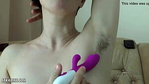 棕发美女Margo Portman挑逗她毛茸茸的阴部