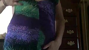 Blondi milf riisuu mekkonsa, kiusoittelee isoilla titeillä ja perseellä